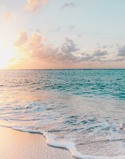 Low ocean horizon with peach clouds and turquoise water